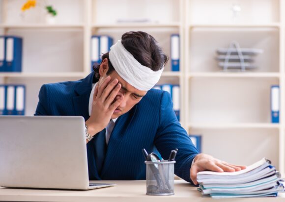 The head injured male employee working in the office